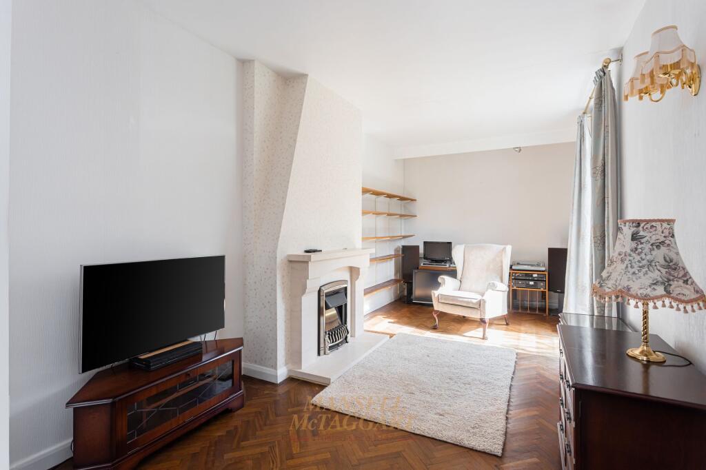 House in East Grinstead, Ashplats - More