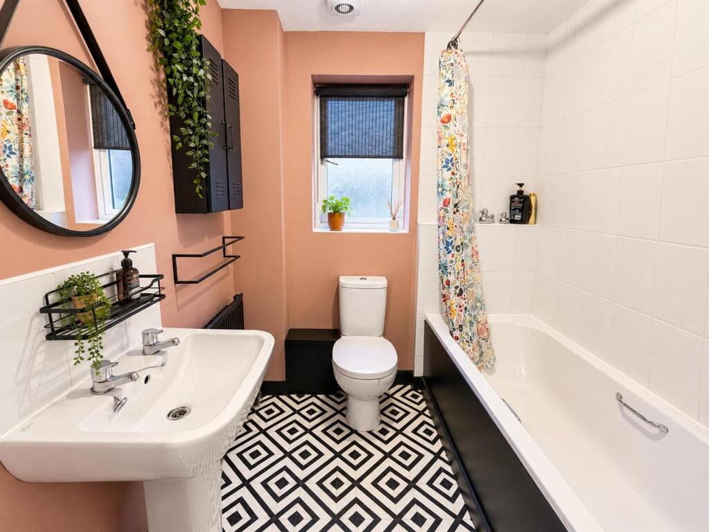 Apartment in Northampton - View 3
