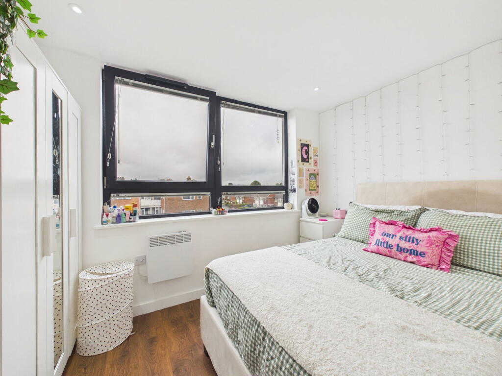 Apartment in Worthing, West Sussex - More