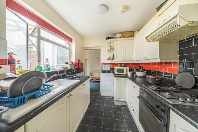 House in High Wycombe, Castlefield - View 5
