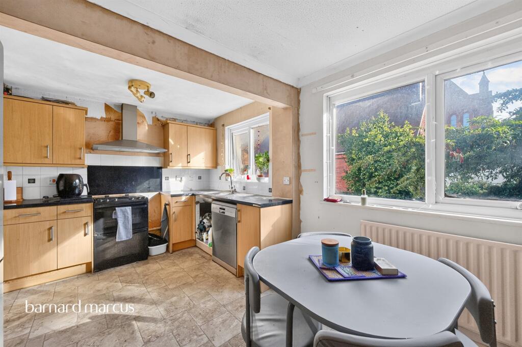 House in Sutton - View 5