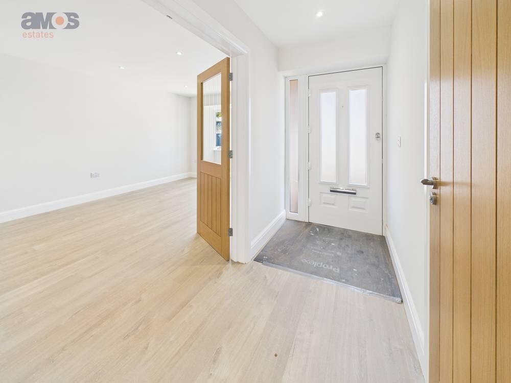 House in Rochford, Hullbridge - More