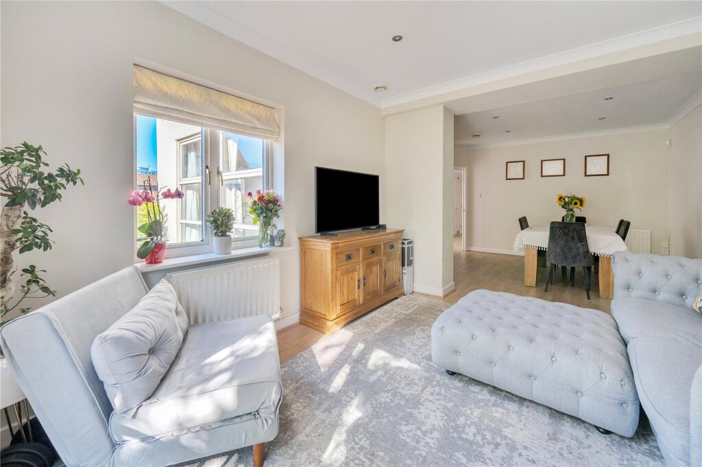 Apartment in Walton-on-Thames, Surrey - View 4