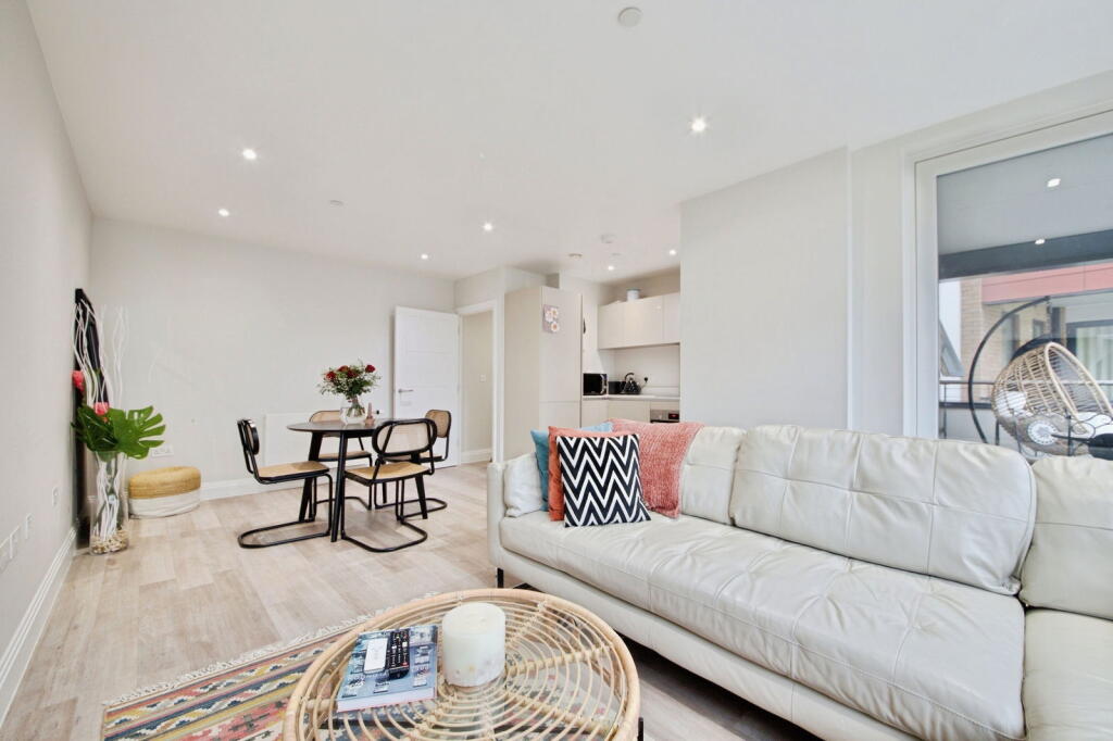 1-bed flat on Montmorency Gardens, London, N11, £300,000