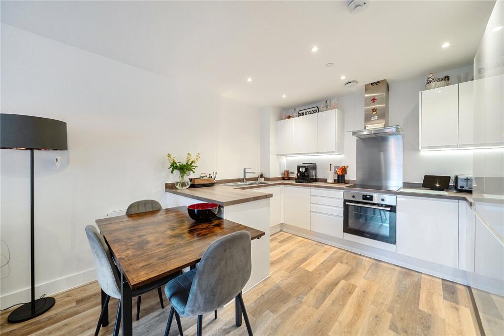 Apartment in Reading - View 4