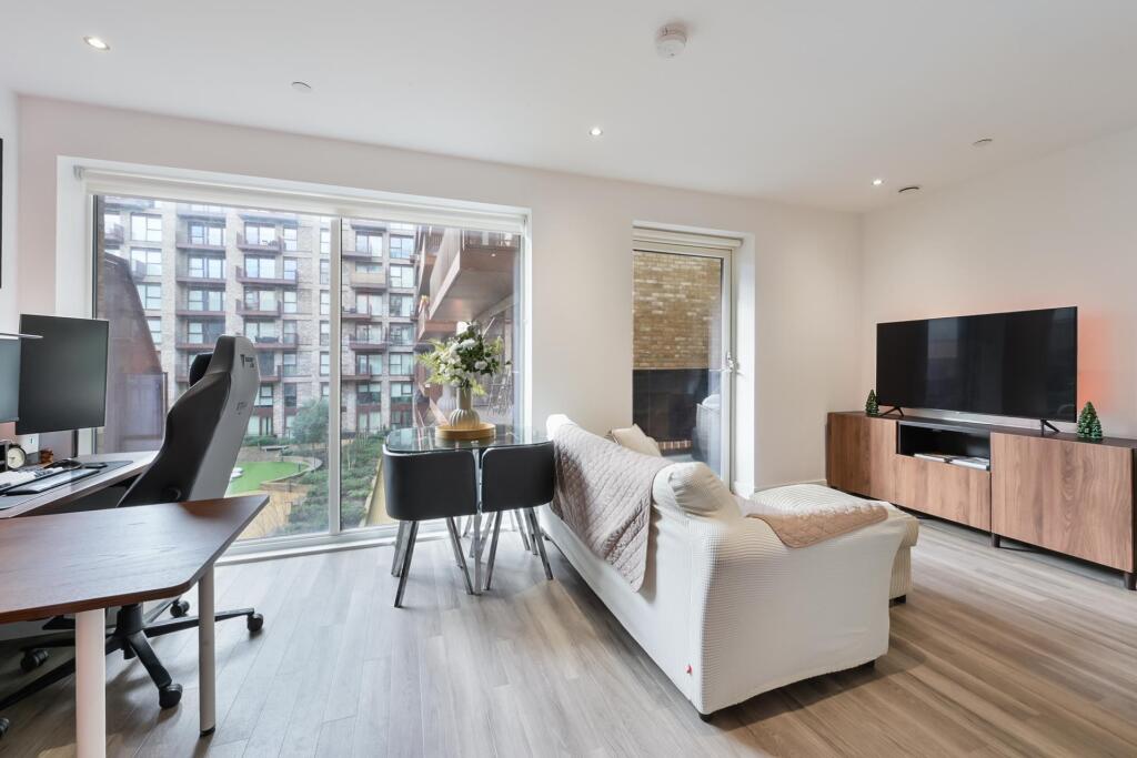 Wray Avenue, London, E16 photo 2