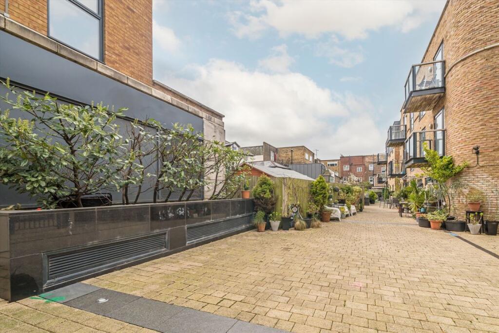 Apartment in London, Royal Borough of Kingston upon Thames - More