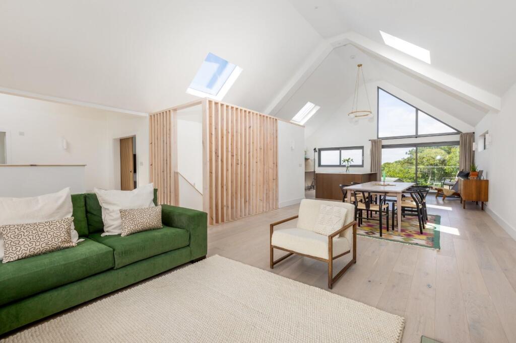 Main image of property: The Avenue, Clevedon