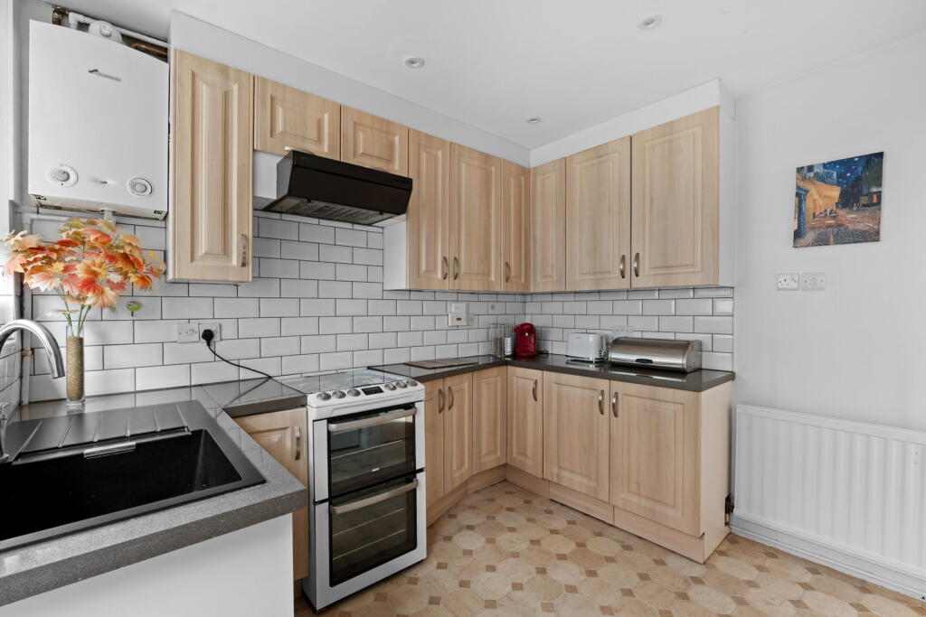 House in Epsom, Stoneleigh - More