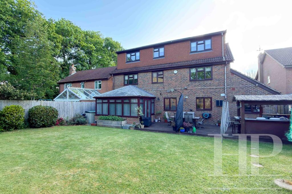 House in Crawley, Worth - View 3