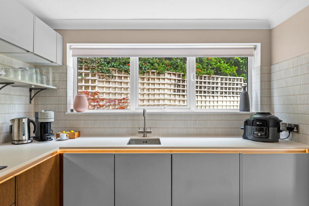 House in Croydon - View 4