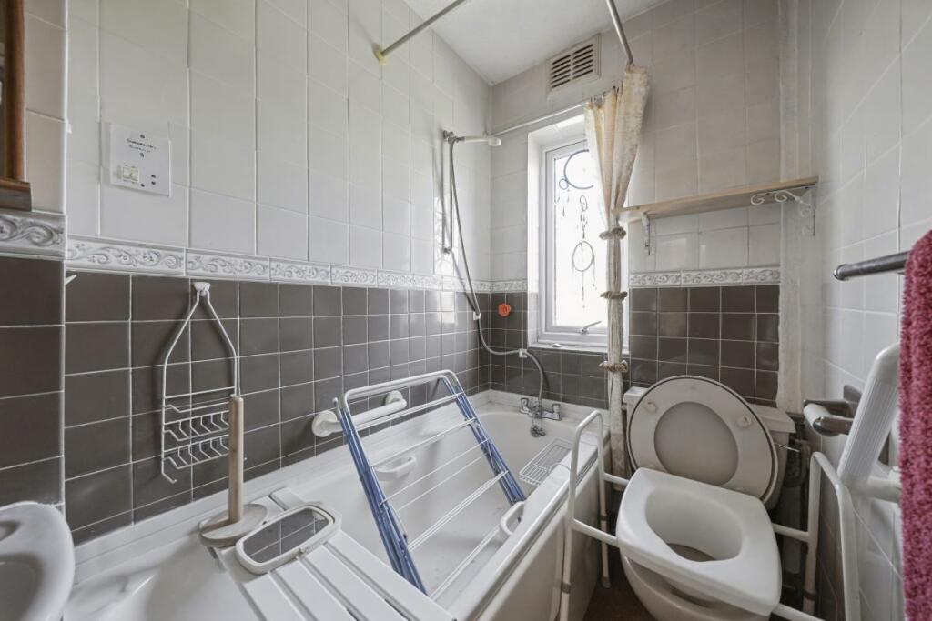 Apartment in Southall - More