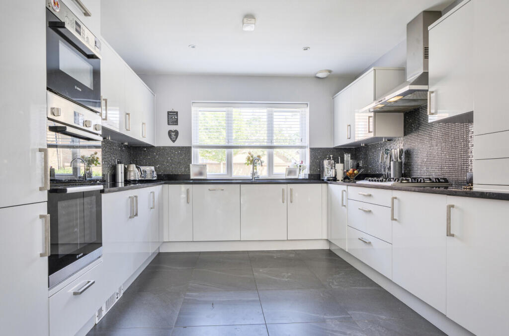 House in Wokingham, Cavendish Park, Emmbrook - View 5