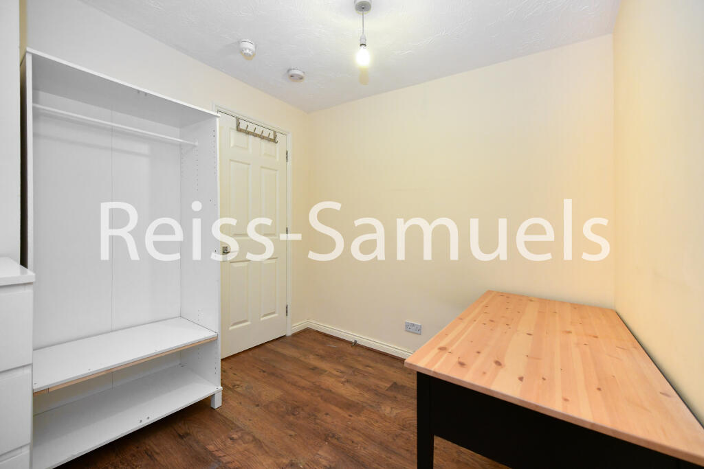 6 bedroom semi-detached house for rent