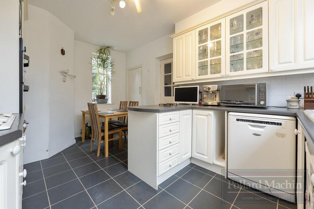 House in Croydon - View 4