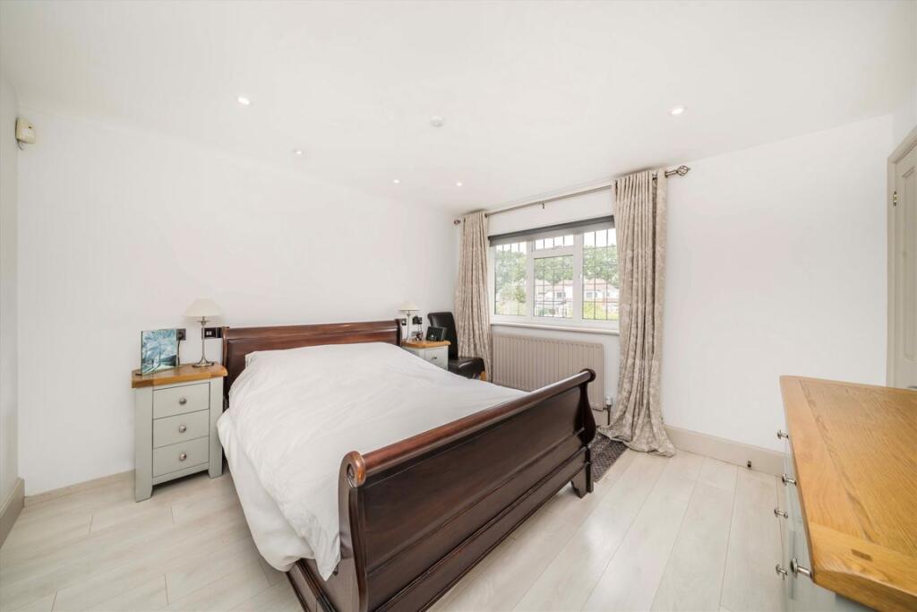 House in London, Hampton - More
