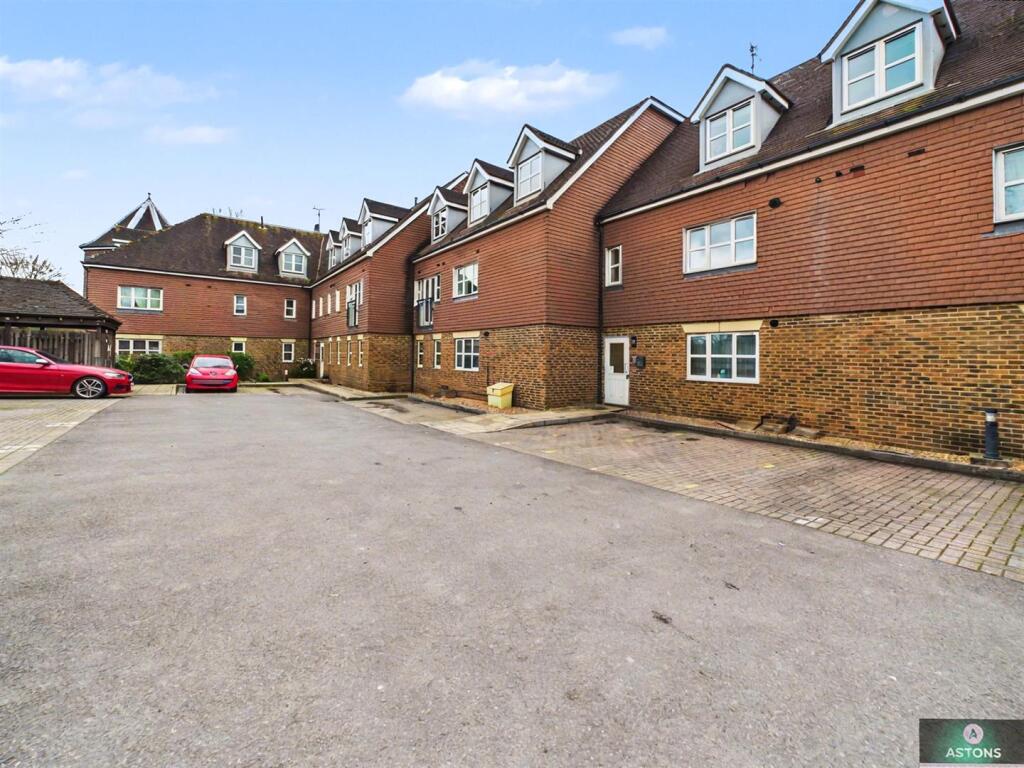 Main image of property: Kitsbridge House, Brookhill Road, Copthorne