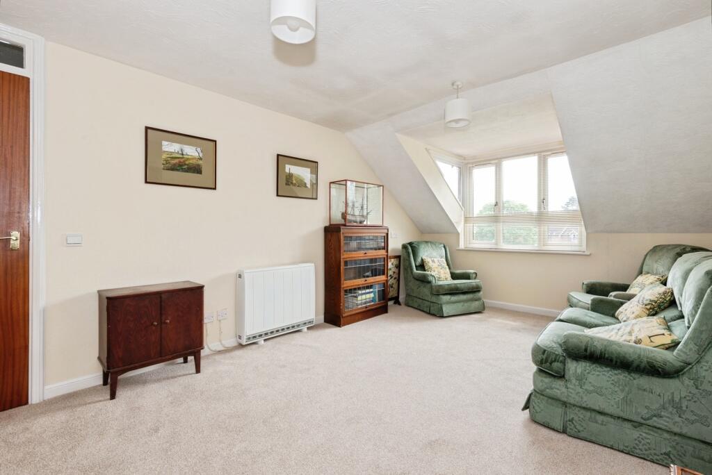Apartment in Mole Valley, Leatherhead - View 2