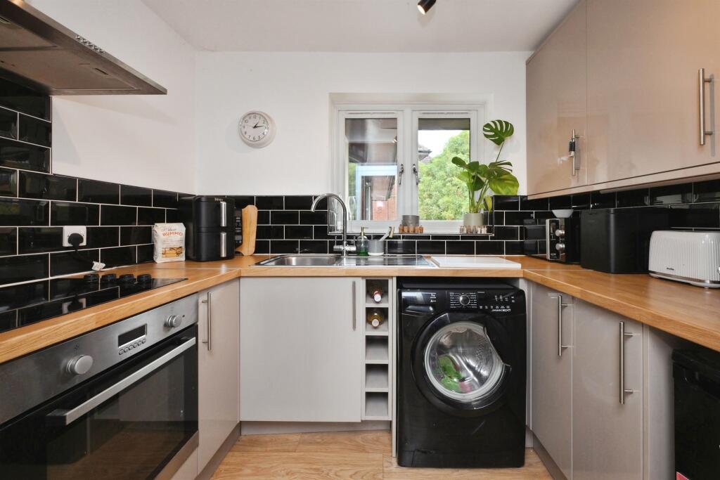 Apartment in East Hertfordshire, Ware - View 5