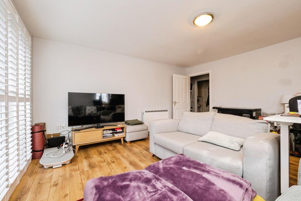 2-bed flat on Coniston Avenue, Purfleet-on-Thames, Essex, RM19, £220,000
