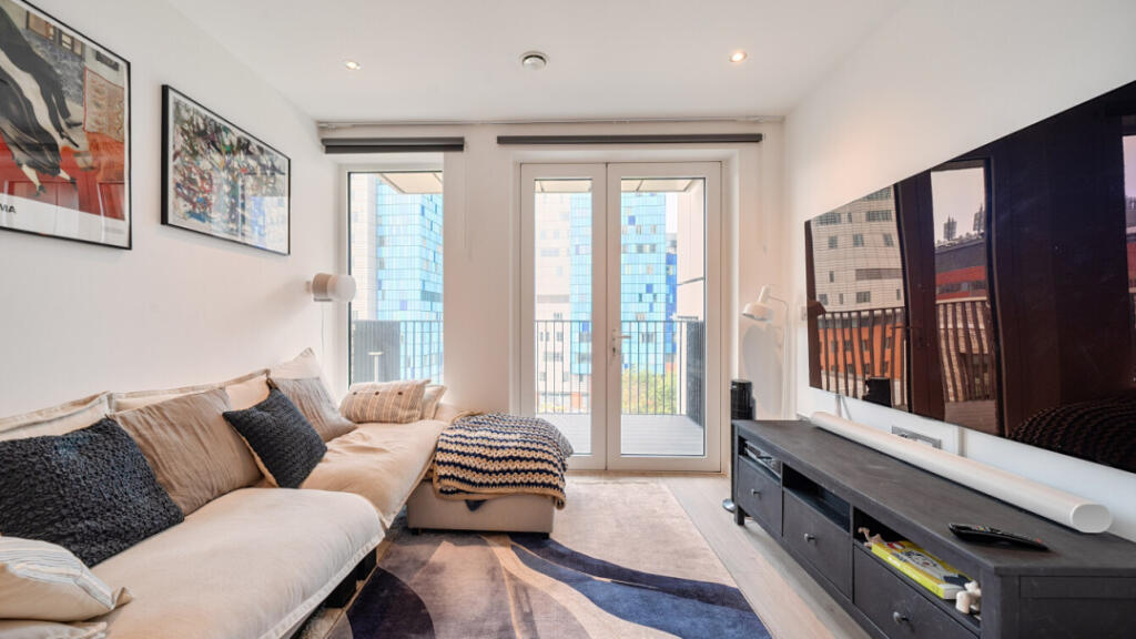 1-bed flat on Chiffon Apartments, Cendal Crescent, E1 2FS, E1 2FS, £470,000