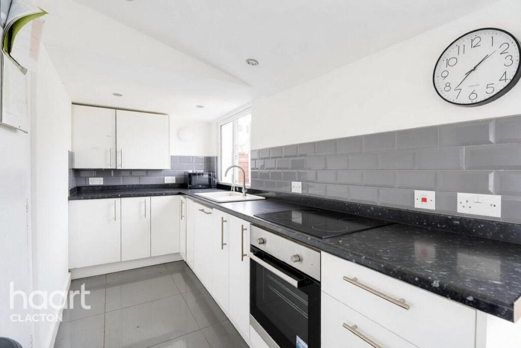 Tamarisk Way, Clacton-On-Sea photo 4