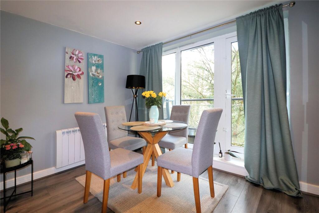 Apartment in Woking, Sheerwater - View 5