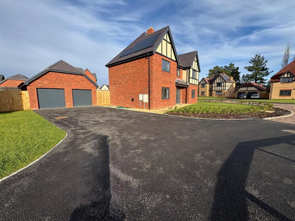 Main image of property: Kingshurst Drive, Badsey, WR11 7ZF