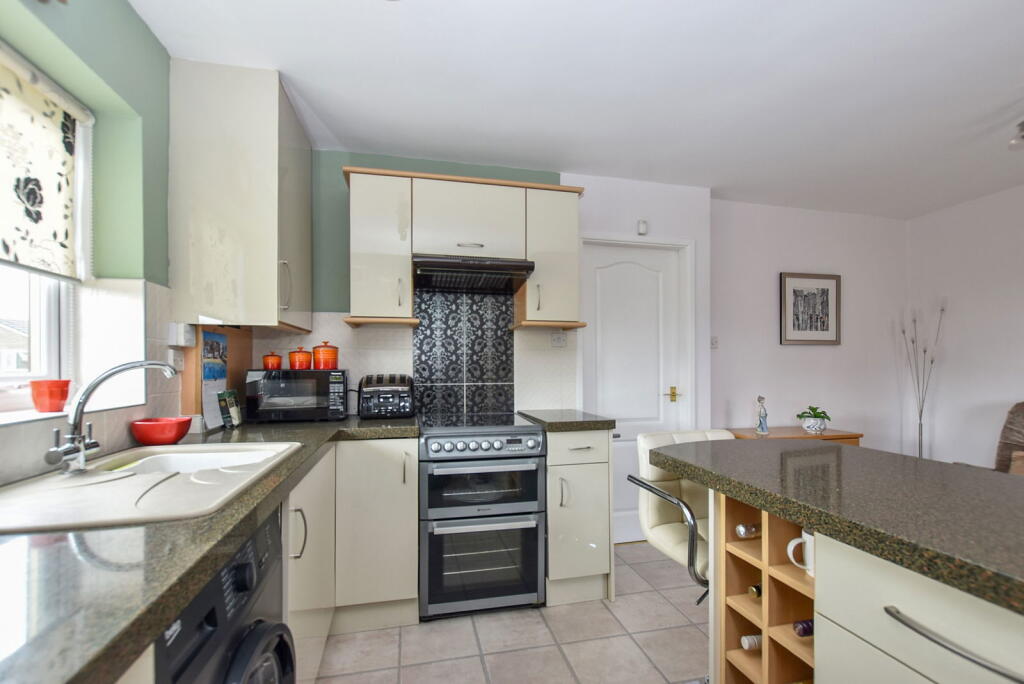 Fern Croft, WRENTHORPE, Wakefield WF2 0NU photo 3