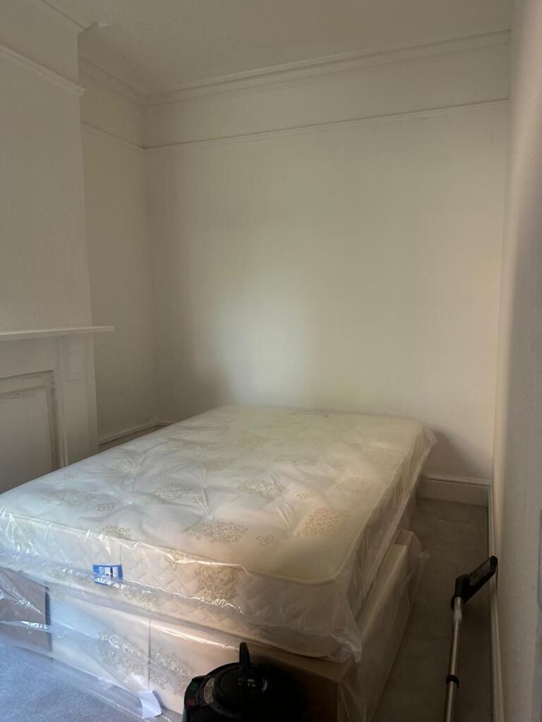 Main image of property: Double Room in Russell Rise, Luton