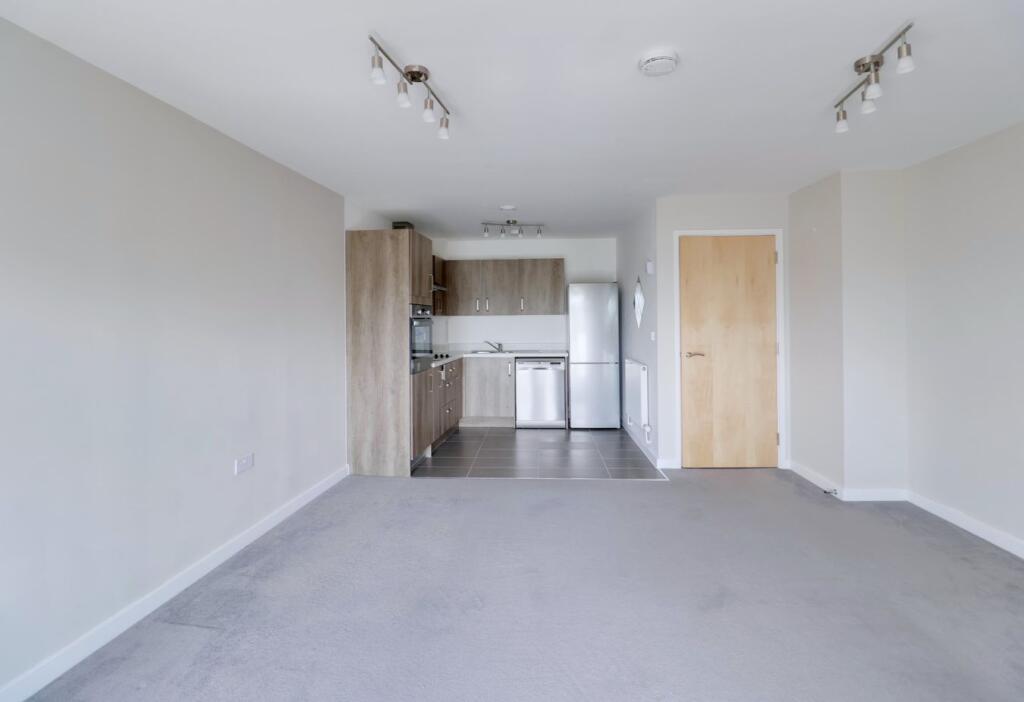 Apartment in London, Orchard Village, South Hornchurch - View 3