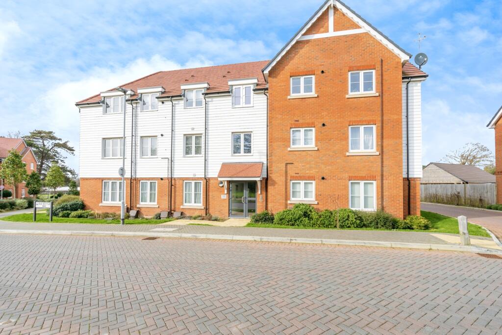 2-bed flat on Old Bottle Way, Fontwell, Arundel, West Sussex, BN18, £137,500