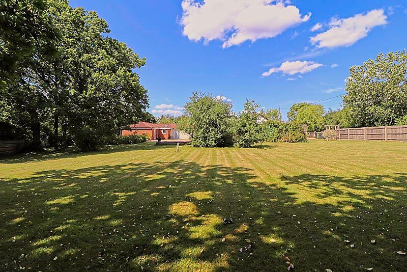 Wellington Avenue, Hullbridge, Hockley photo 3