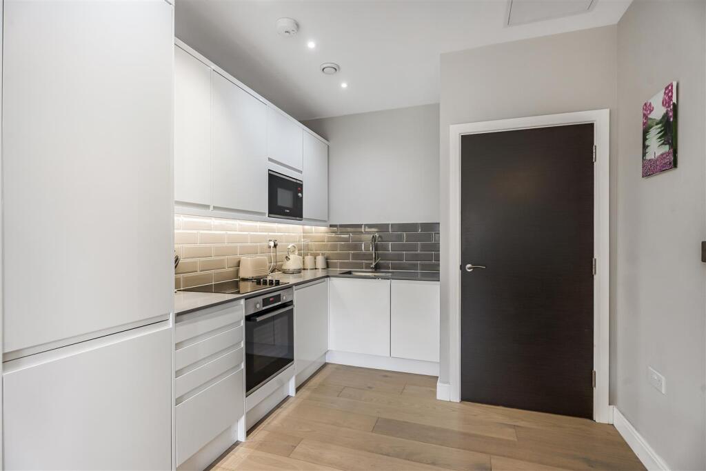 Apartment in Sutton - View 5
