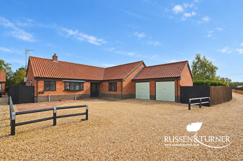 Main image of property: Beautiful bungalow in quiet setting - 12d Chequers Lane Nth Runcton