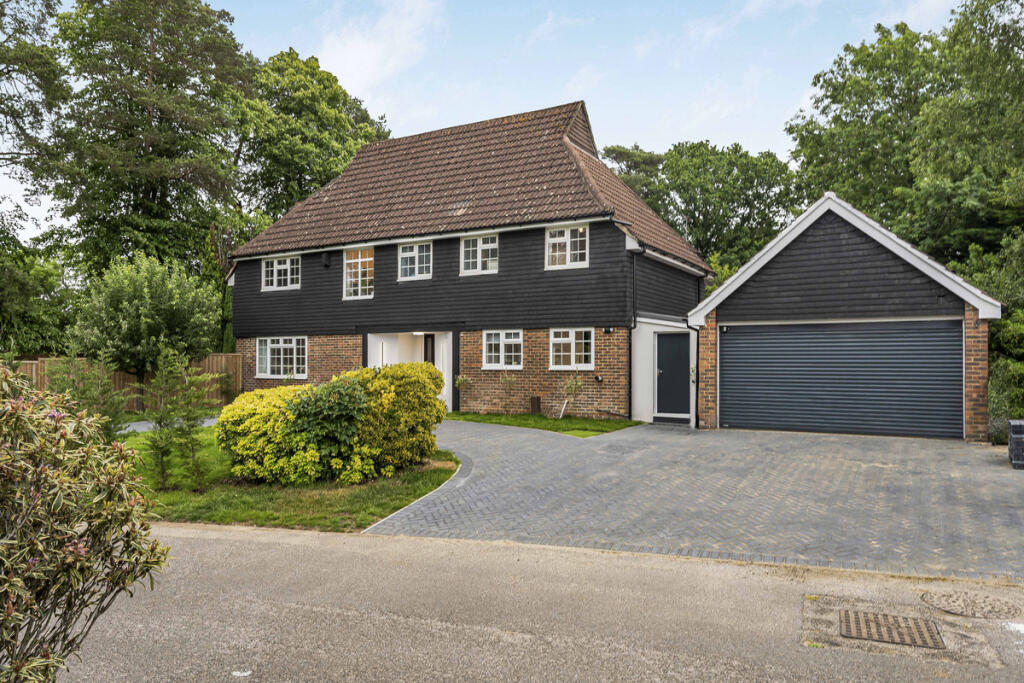 Main image of property: Giffards Meadow, Farnham, GU9