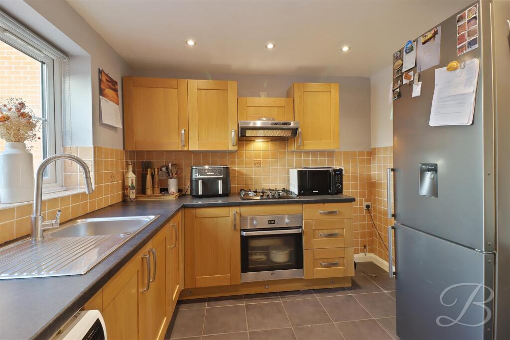 Kingsway Avenue, New Ollerton, Newark photo 2