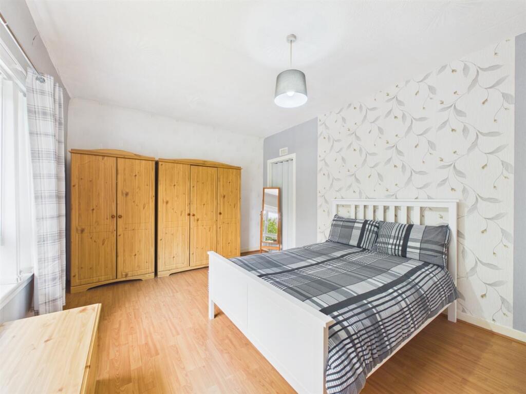 House in Glasgow, Cowglen, Pollok - More
