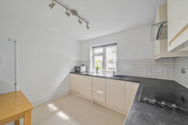 Apartment in London, Fallow Corner - View 3