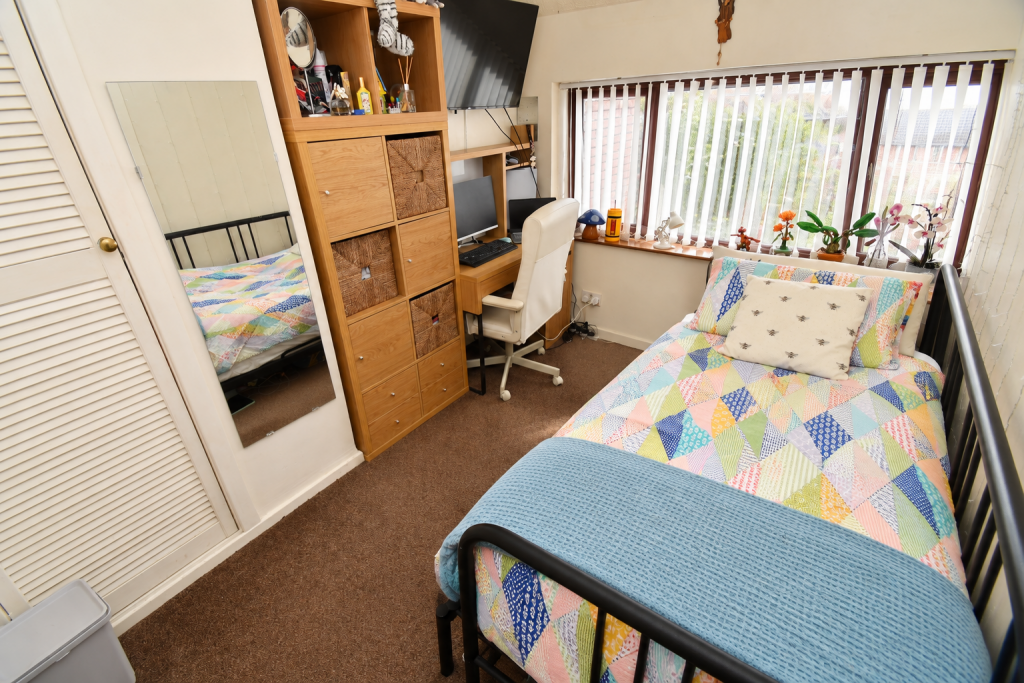 House in Tameside, Greater Manchester - More