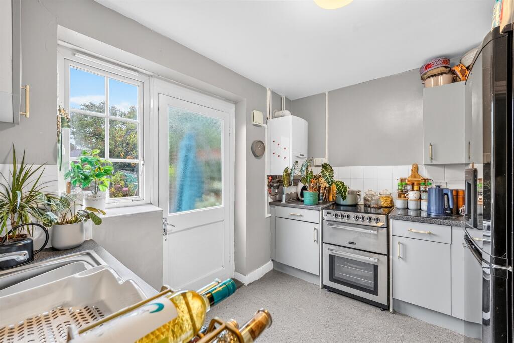 House in Sutton - View 4