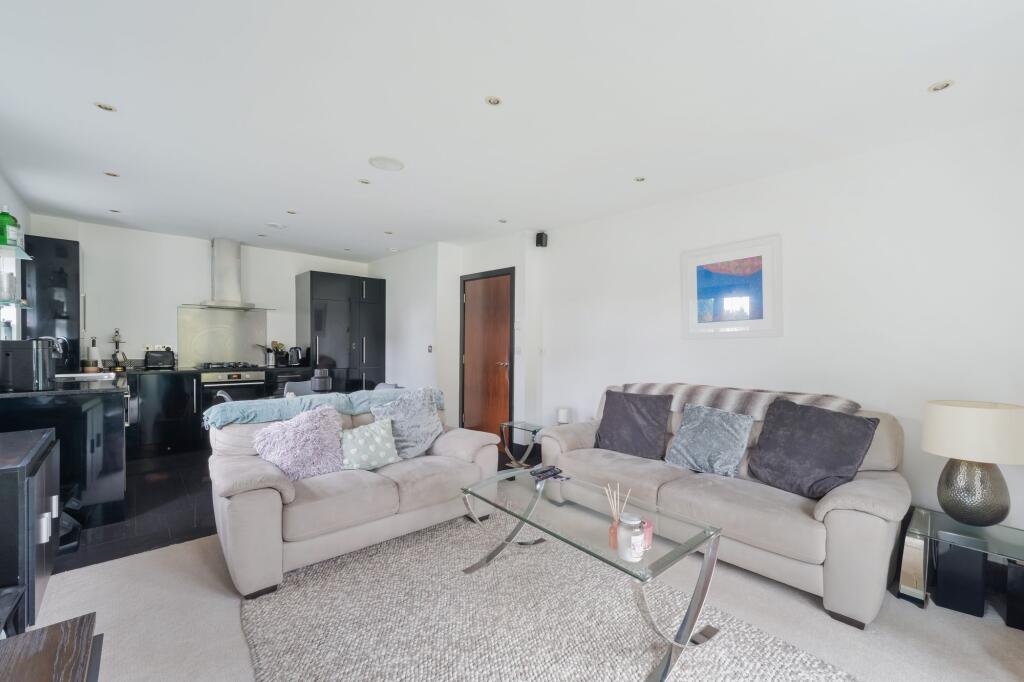 Apartment in Reigate and Banstead, Surrey - View 4