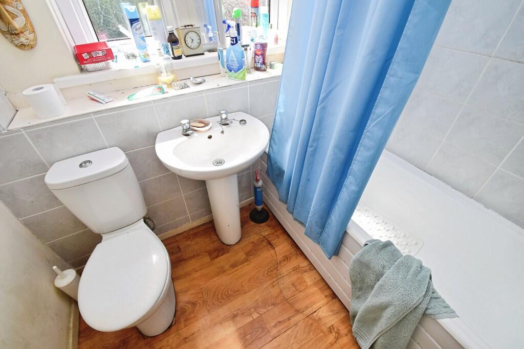 Apartment in Bradford, Shipley - More