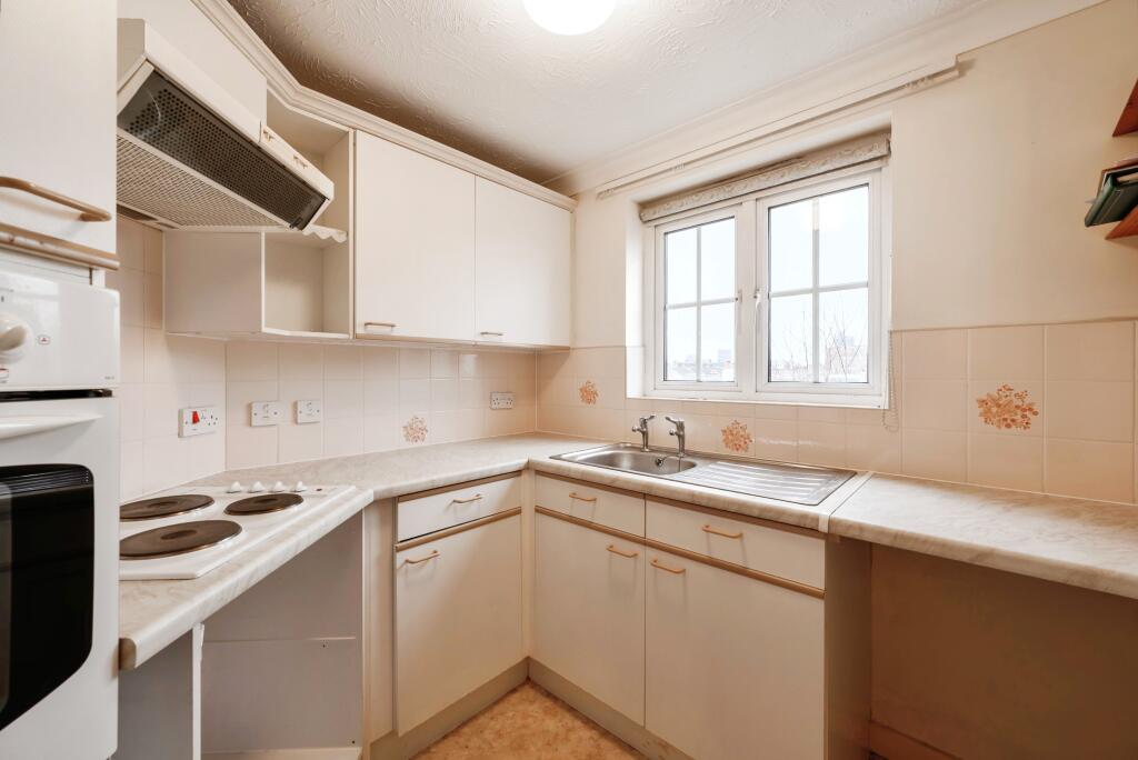 Apartment in Portsmouth, Southsea - View 3
