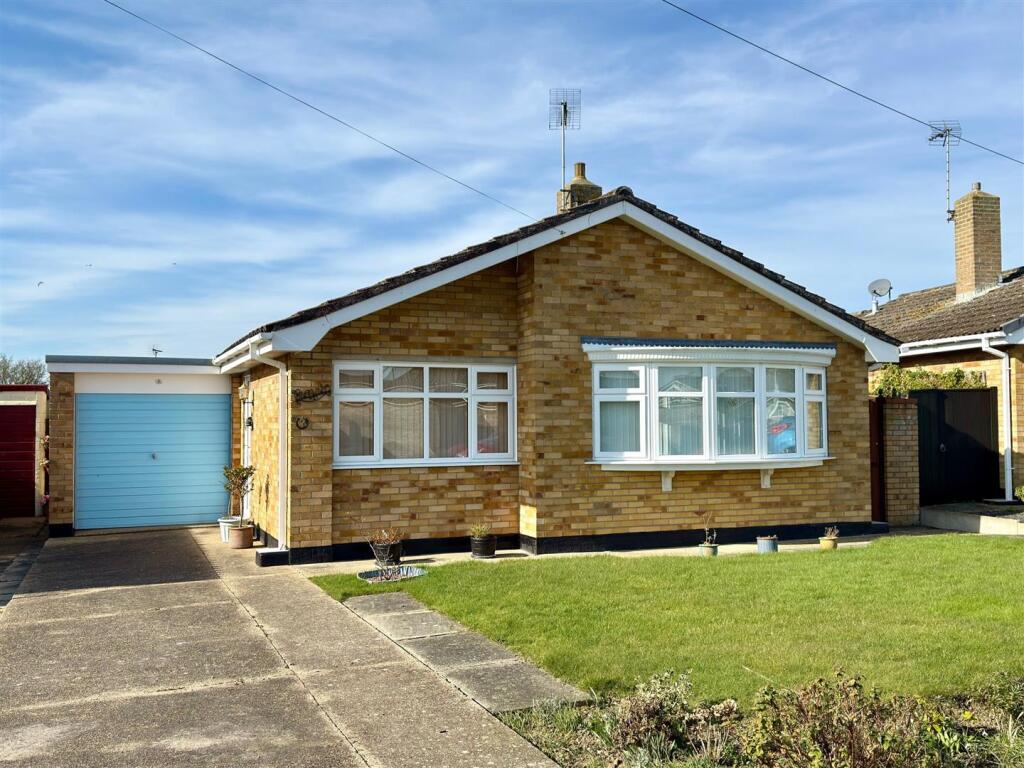 2-bed detached on Thurne Road, Oulton Broad, Lowestoft, Suffolk, NR33, £230,000