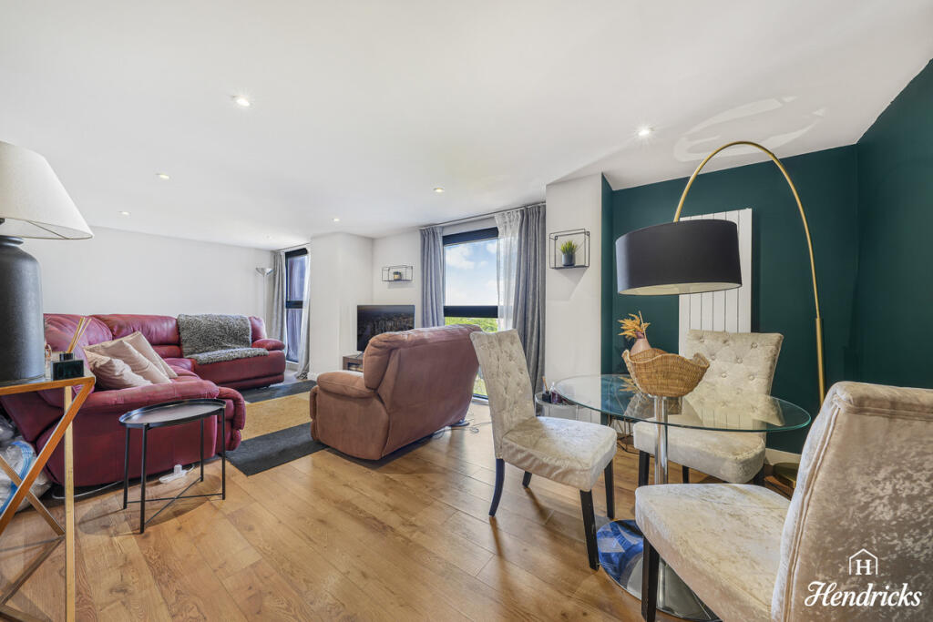 Apartment in Southend-on-Sea - More