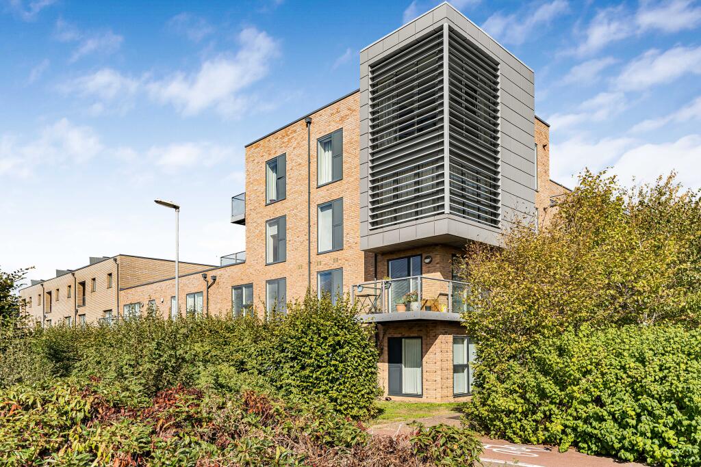 2-bed flat on Harvest Road, Cambridge, £350,000