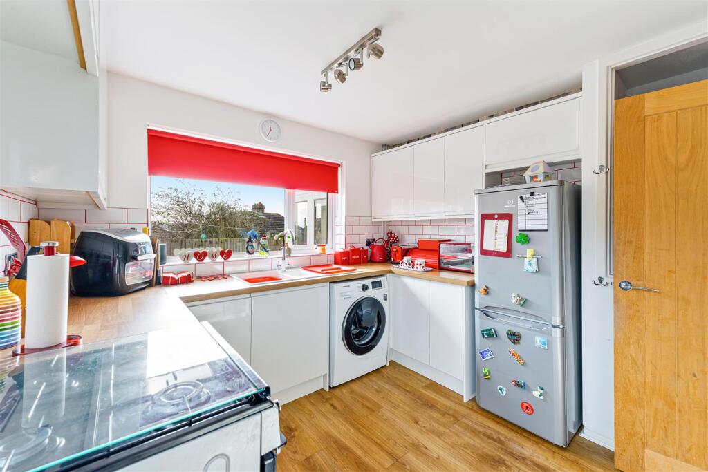 Ashbury Drive, Worle Hillside - NO ONWARD CHAIN photo 4