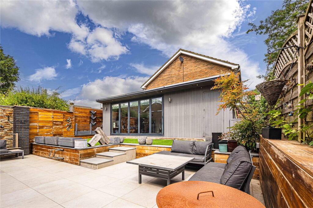 House in St Albans, Smug Oak, St Stephen - More