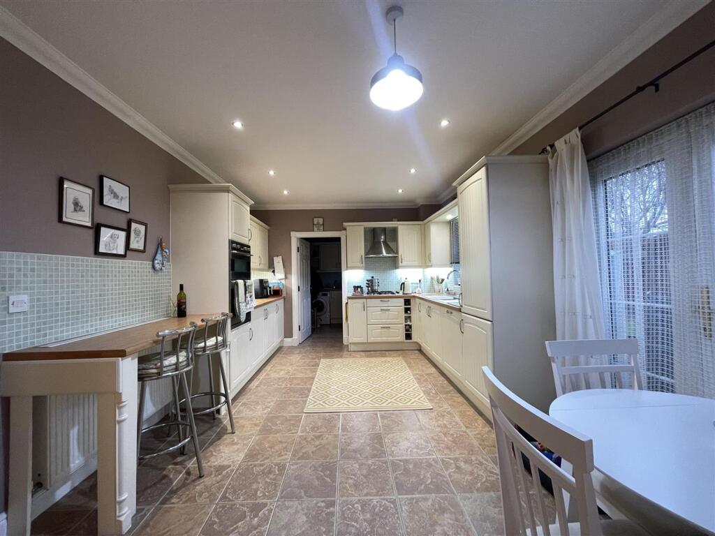 Howland Close, Eastbourne, BN23 photo 2